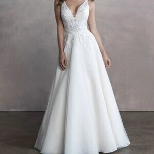 Allure Bridals #9800 Wedding Gown (Unaltered)